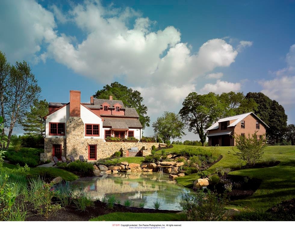 Landhaus Schwimmteich hinter dem Haus mit Natursteinplatten in Wilmington