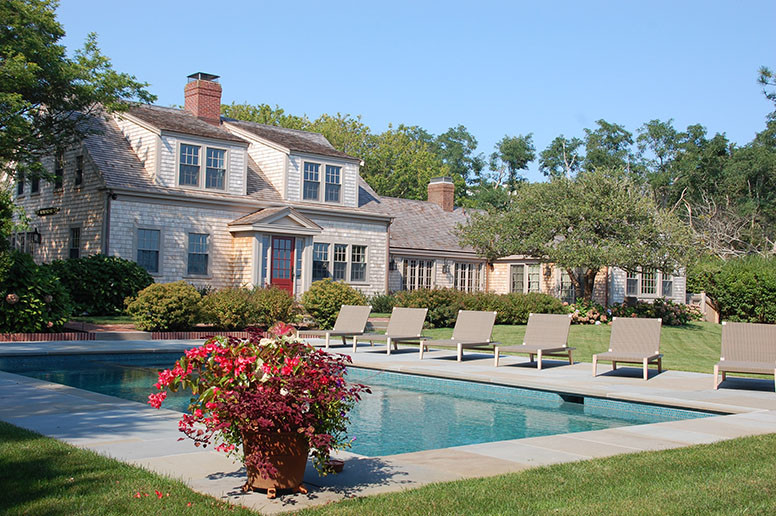 Ejemplo de piscina marinera de tamaño medio rectangular en patio delantero con adoquines de piedra natural
