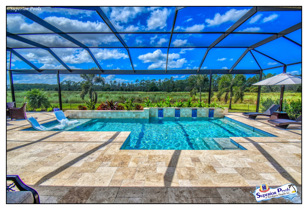 Diseño de piscina actual de tamaño medio rectangular en patio trasero con paisajismo de piscina y adoquines de piedra natural
