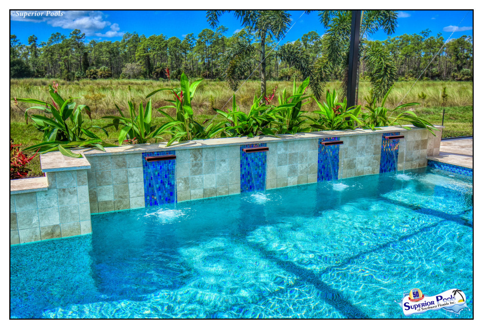 Inspiration pour un piscine avec aménagement paysager arrière design de taille moyenne et rectangle avec des pavés en pierre naturelle.