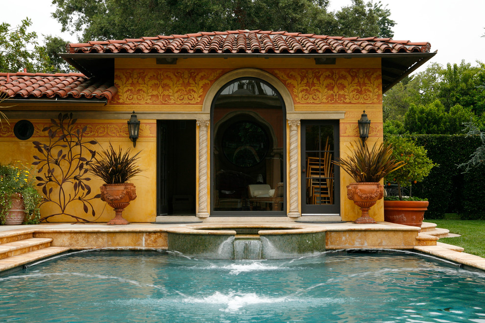 Immagine di una piscina mediterranea rettangolare con fontane