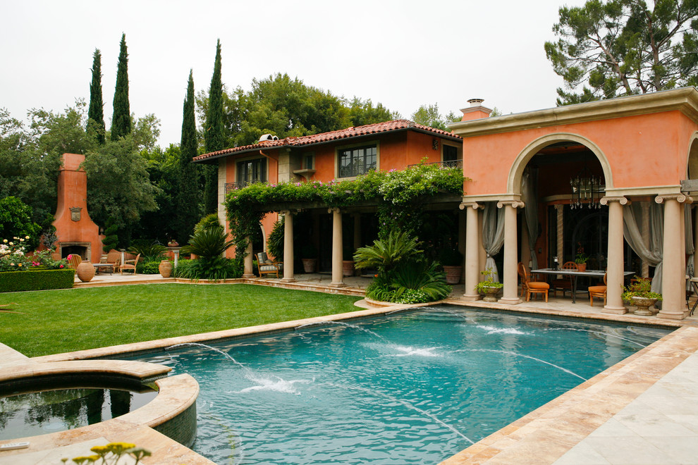 Стильный дизайн: прямоугольный бассейн среднего размера на заднем дворе в средиземноморском стиле с фонтаном - последний тренд