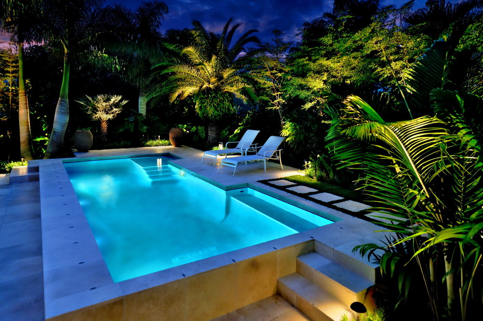Exemple d'une piscine exotique rectangle.