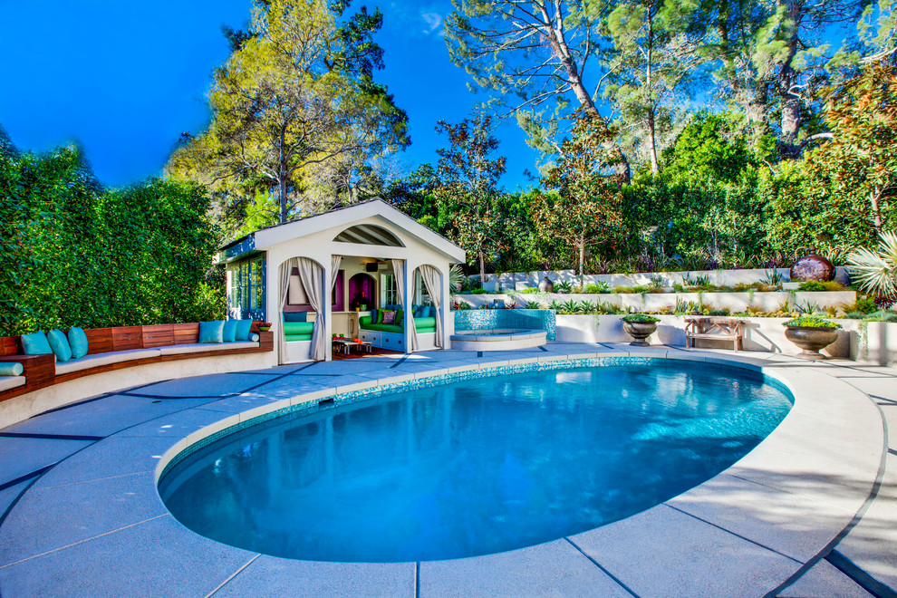 This is an example of a contemporary round swimming pool in Los Angeles.