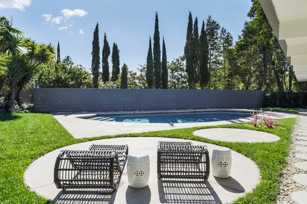 Свежая идея для дизайна: бассейн произвольной формы в стиле ретро с забором - отличное фото интерьера