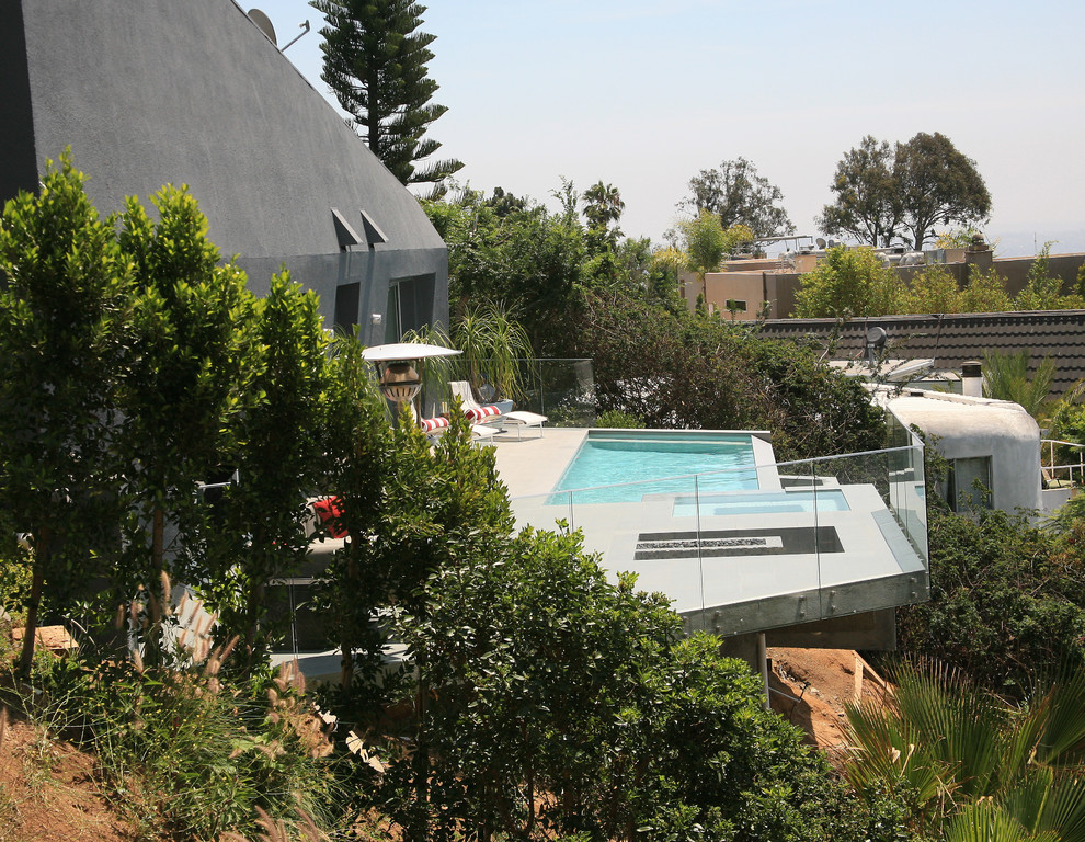 Kleiner, Gefliester Moderner Pool hinter dem Haus in rechteckiger Form in Los Angeles