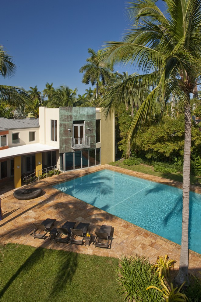 Großer Moderner Pool in rechteckiger Form in Miami