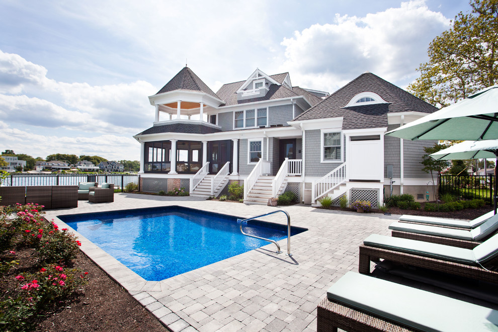 Immagine di una piccola piscina costiera rettangolare dietro casa con pavimentazioni in mattoni