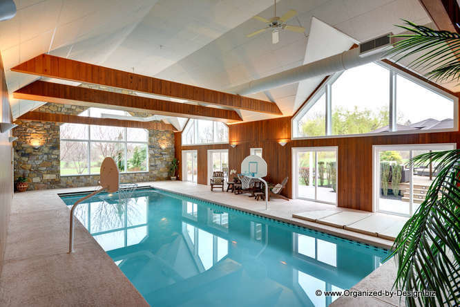 Свежая идея для дизайна: прямоугольный бассейн в доме в стиле неоклассика (современная классика) - отличное фото интерьера