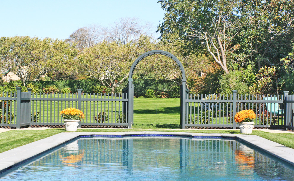 Immagine di una piscina naturale tradizionale rettangolare di medie dimensioni e nel cortile laterale con pavimentazioni in pietra naturale