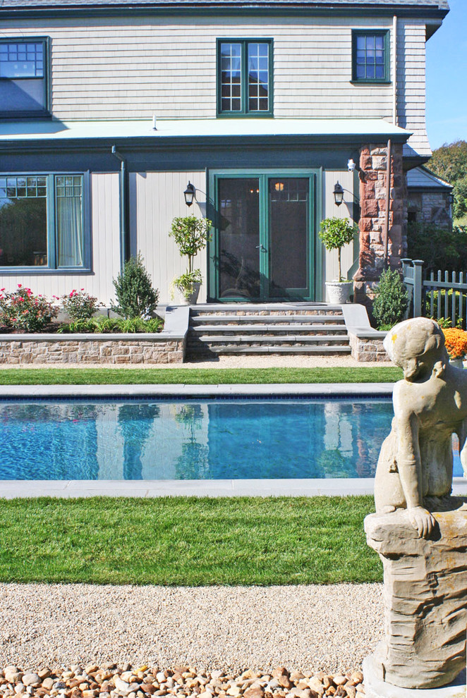 Imagen de piscina natural tradicional de tamaño medio rectangular en patio lateral con adoquines de piedra natural