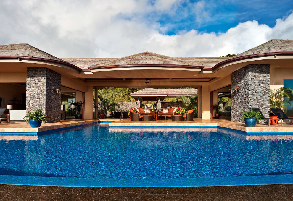 Foto de piscina con fuente infinita exótica extra grande a medida en patio trasero con adoquines de piedra natural