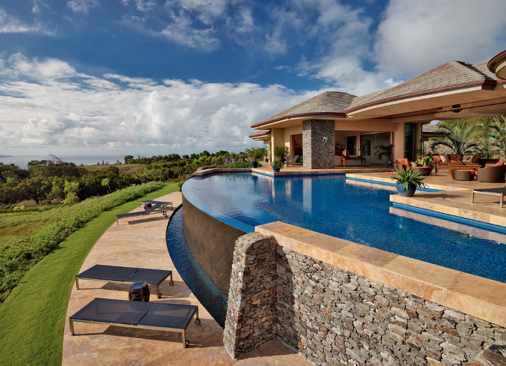 Идея дизайна: огромный бассейн-инфинити произвольной формы на заднем дворе в морском стиле с фонтаном и покрытием из каменной брусчатки