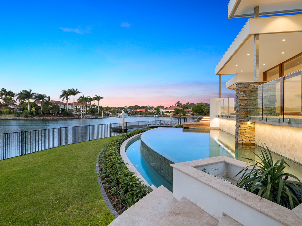 Moderner Infinity-Pool hinter dem Haus mit Wasserspiel in Gold Coast - Tweed