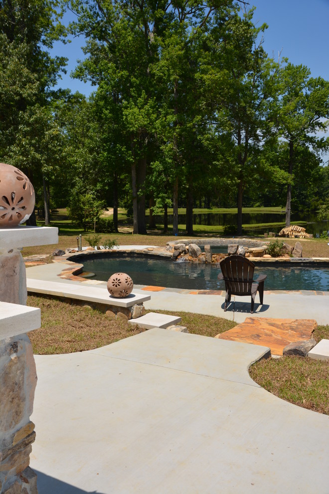 Пример оригинального дизайна: большой бассейн произвольной формы на заднем дворе в стиле кантри с джакузи и мощением тротуарной плиткой