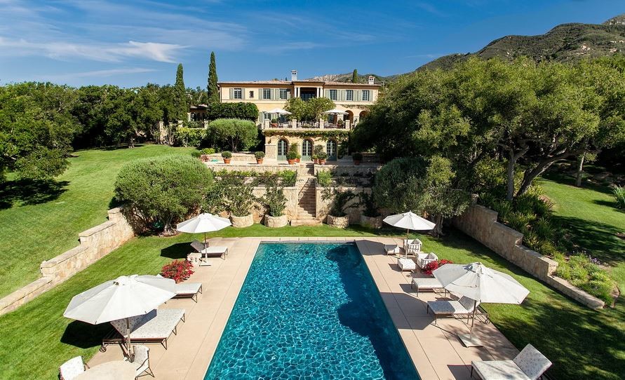 Geräumiger Mediterraner Pool hinter dem Haus in rechteckiger Form mit Betonboden in Santa Barbara