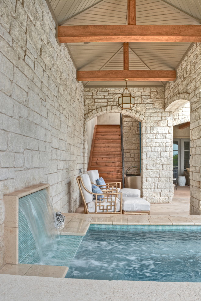 Ispirazione per una grande piscina mediterranea personalizzata con cemento stampato e una vasca idromassaggio