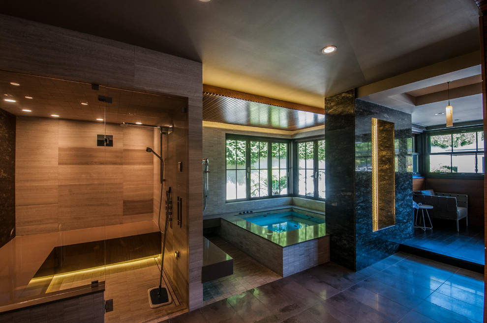 Idées déco pour une piscine intérieure contemporaine de taille moyenne et rectangle avec un bain bouillonnant et du carrelage.