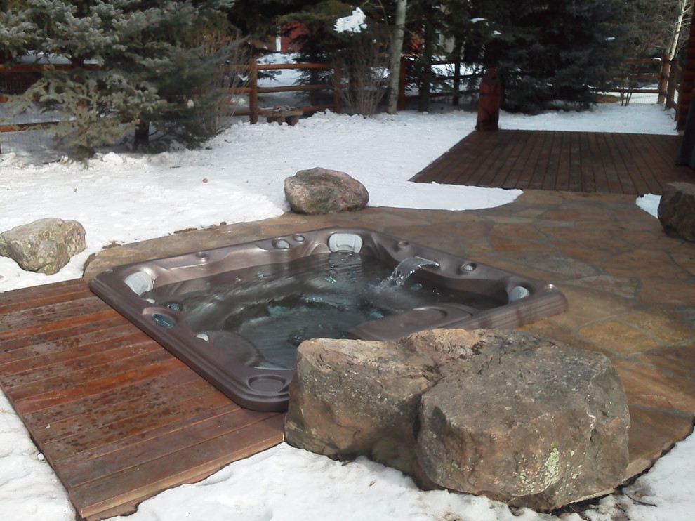 На фото: бассейн произвольной формы на заднем дворе в стиле модернизм с джакузи и покрытием из каменной брусчатки