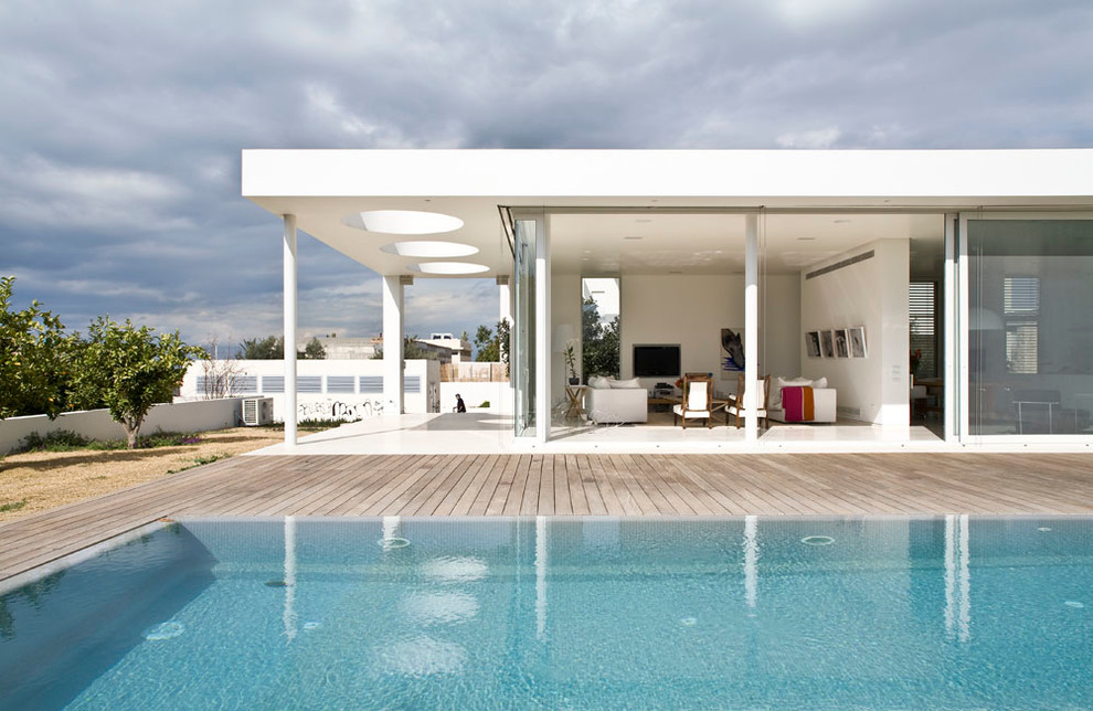Immagine di una piscina moderna rettangolare con pedane