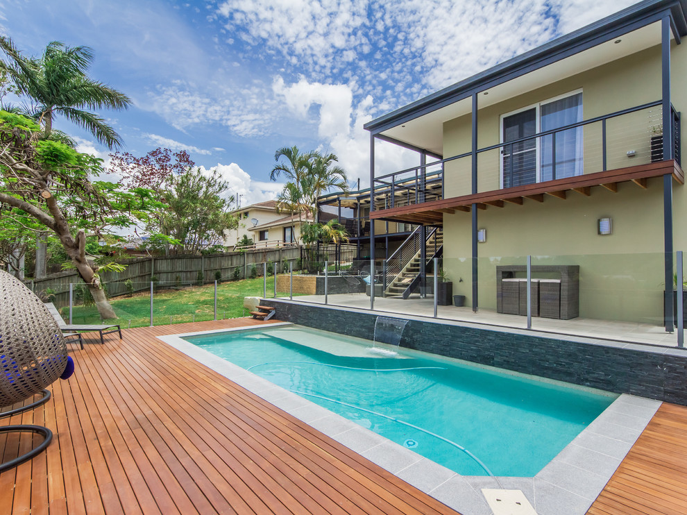 Großes Modernes Sportbecken hinter dem Haus in rechteckiger Form mit Wasserspiel und Dielen in Gold Coast - Tweed
