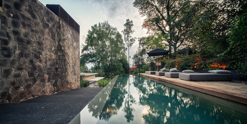 Exemple d'un couloir de nage moderne avec une terrasse en bois.