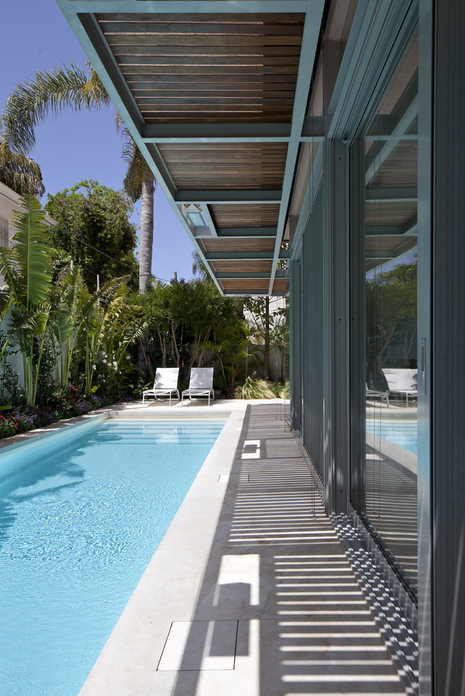 Imagen de piscina alargada minimalista pequeña rectangular en patio