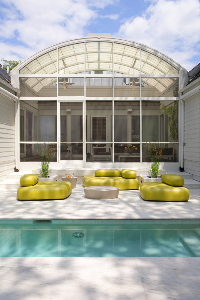 Идея дизайна: маленький спортивный, прямоугольный бассейн на заднем дворе в стиле неоклассика (современная классика) для на участке и в саду