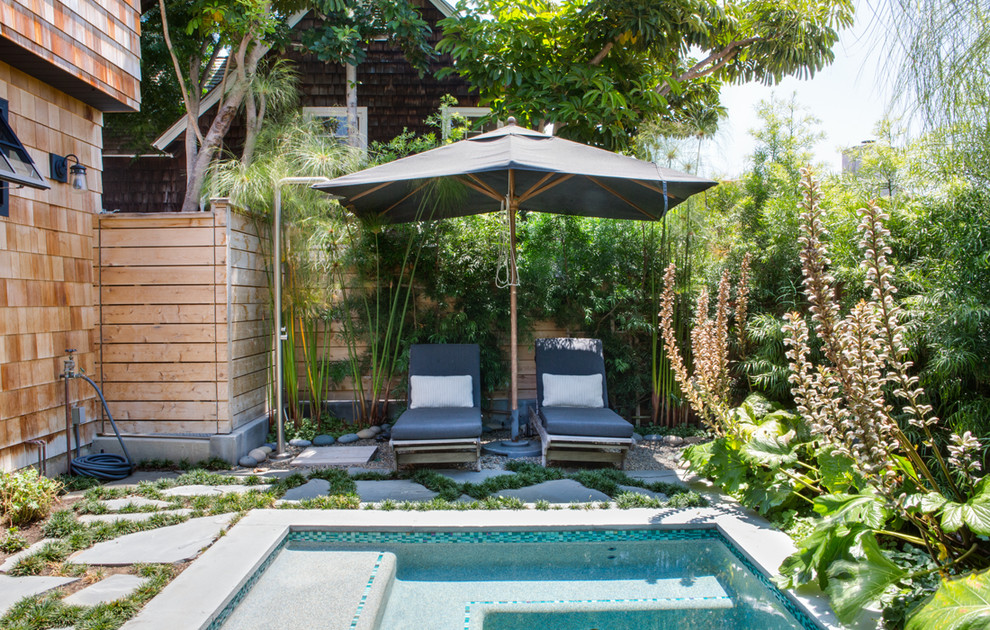 Idee per una piccola piscina naturale stile marinaro rettangolare dietro casa con pavimentazioni in cemento