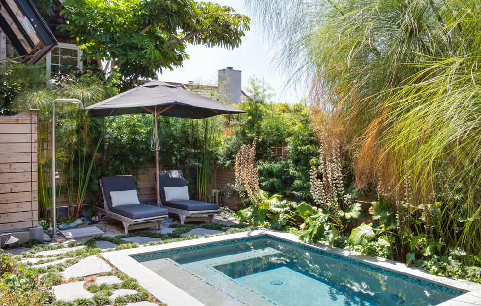 Стильный дизайн: маленький прямоугольный бассейн на заднем дворе в морском стиле для на участке и в саду - последний тренд