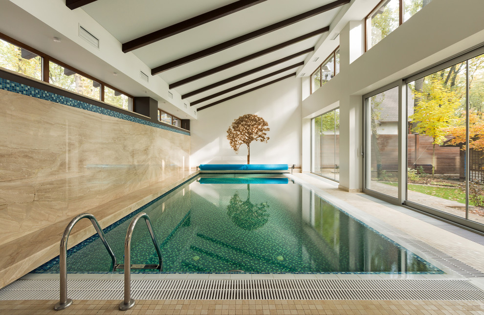 Пример оригинального дизайна: большой прямоугольный бассейн в доме в современном стиле