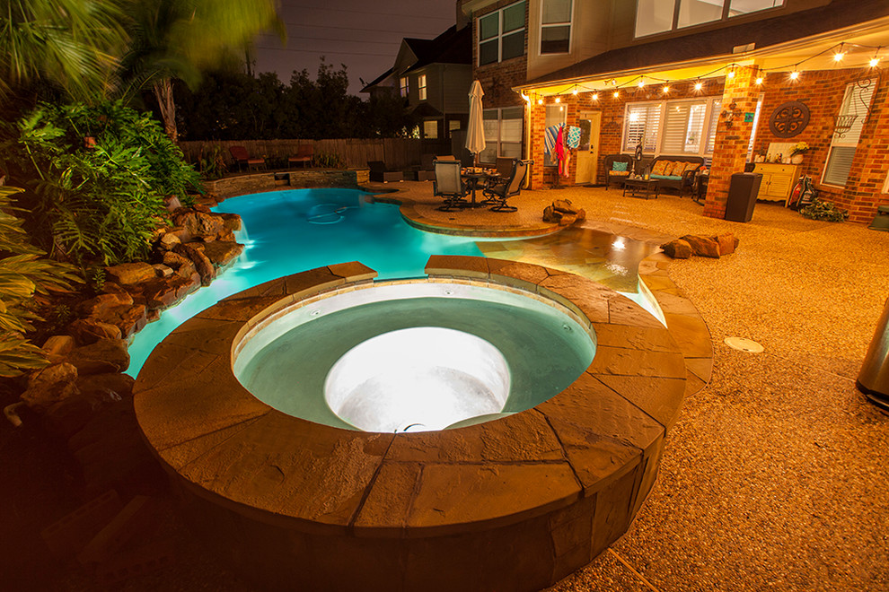 Ispirazione per una grande piscina design personalizzata dietro casa con pedane