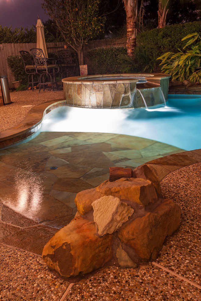 Foto di una grande piscina design personalizzata dietro casa con pedane