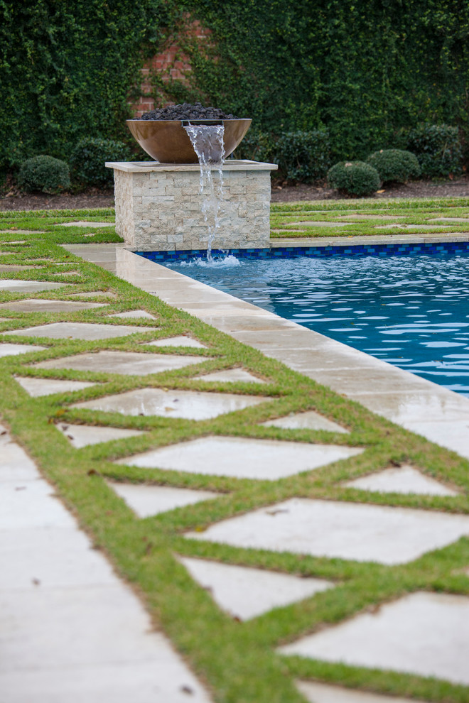 Inspiration för en stor funkis rektangulär pool på baksidan av huset, med naturstensplattor