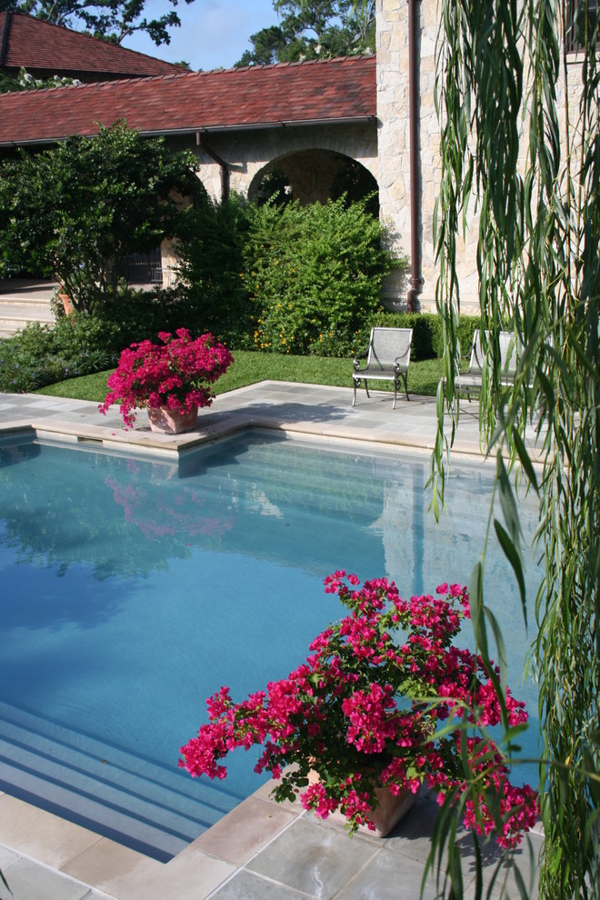 Esempio di una piscina mediterranea rettangolare di medie dimensioni e dietro casa con pavimentazioni in pietra naturale