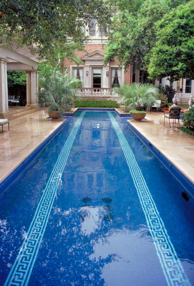На фото: спортивный, прямоугольный бассейн на заднем дворе в классическом стиле
