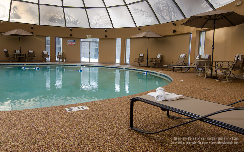 Esempio di una grande piscina coperta contemporanea rotonda con una dépendance a bordo piscina