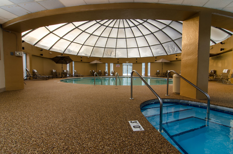 Idee per una grande piscina coperta contemporanea rotonda con una dépendance a bordo piscina
