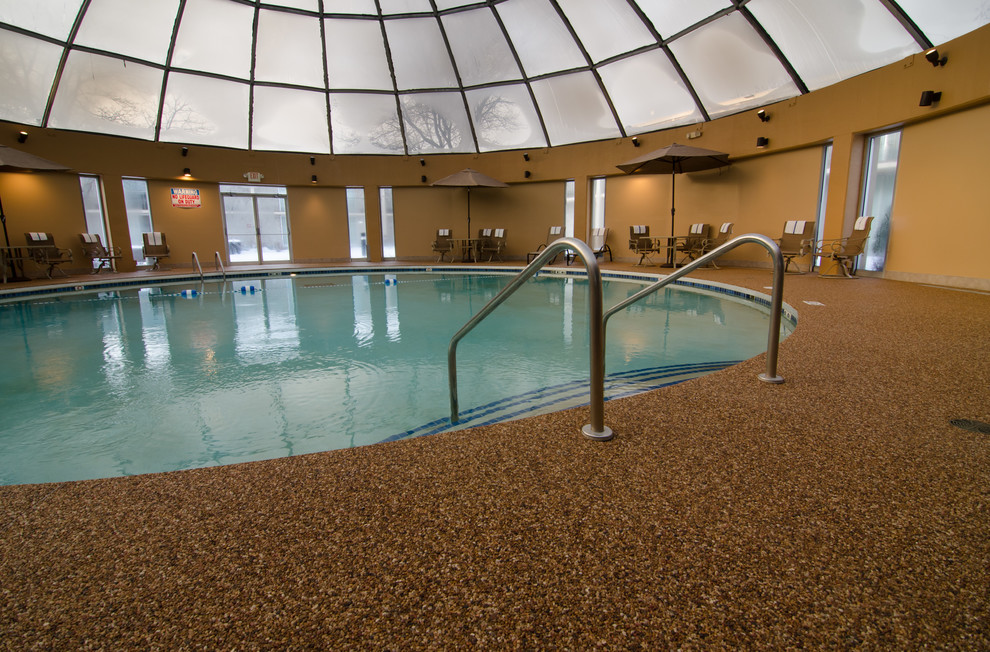 Esempio di una grande piscina coperta contemporanea rotonda con una dépendance a bordo piscina