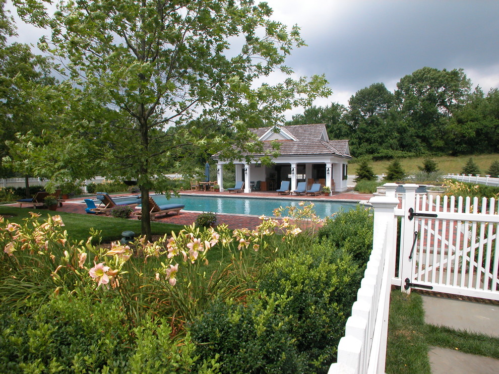 Aménagement d'un Abris de piscine et pool houses classique.