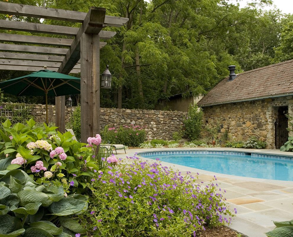 Design ideas for a rustic round swimming pool in New York.