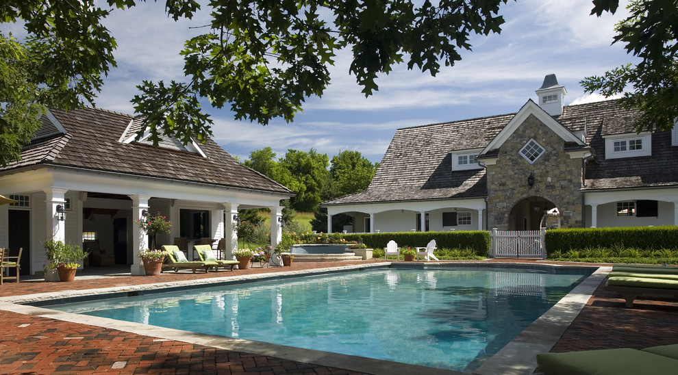 Ejemplo de casa de la piscina y piscina tradicional rectangular con adoquines de ladrillo