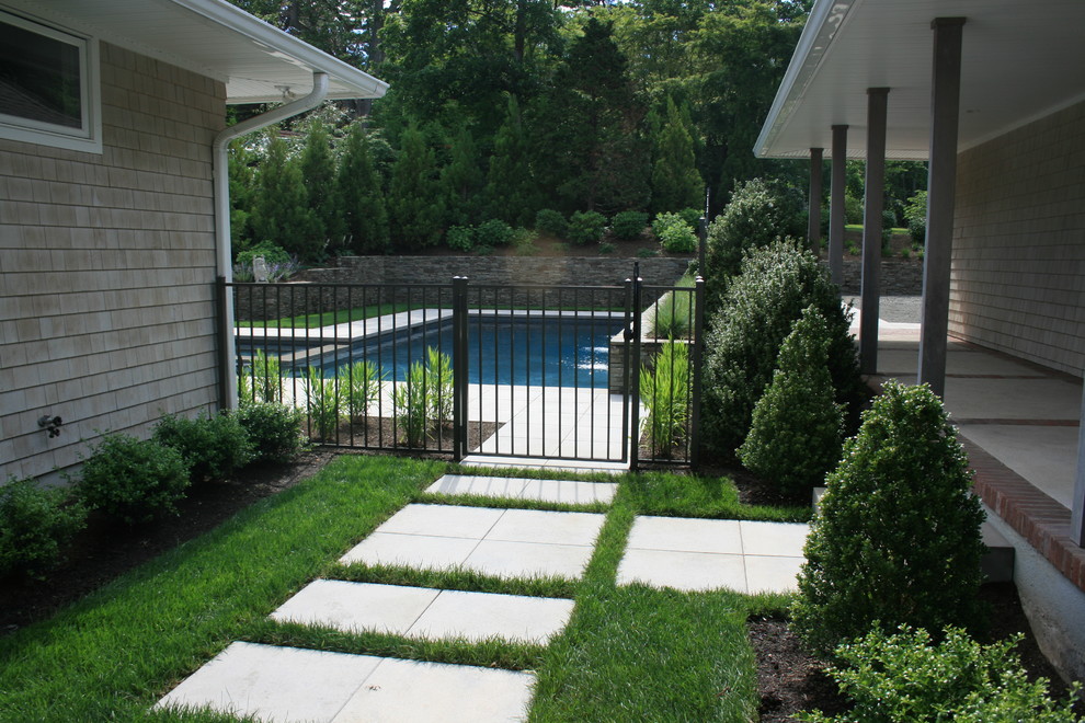 Foto di una piscina monocorsia minimalista a "L" di medie dimensioni e dietro casa con una vasca idromassaggio e pavimentazioni in cemento