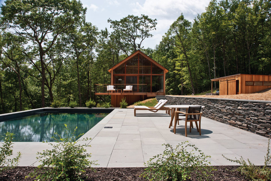 Esempio di una piscina design di medie dimensioni e dietro casa