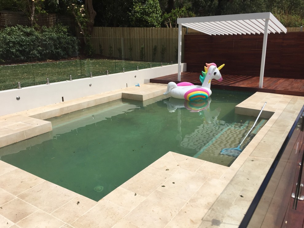 Gefliester Moderner Pool hinter dem Haus mit Pool-Gartenbau in Sydney