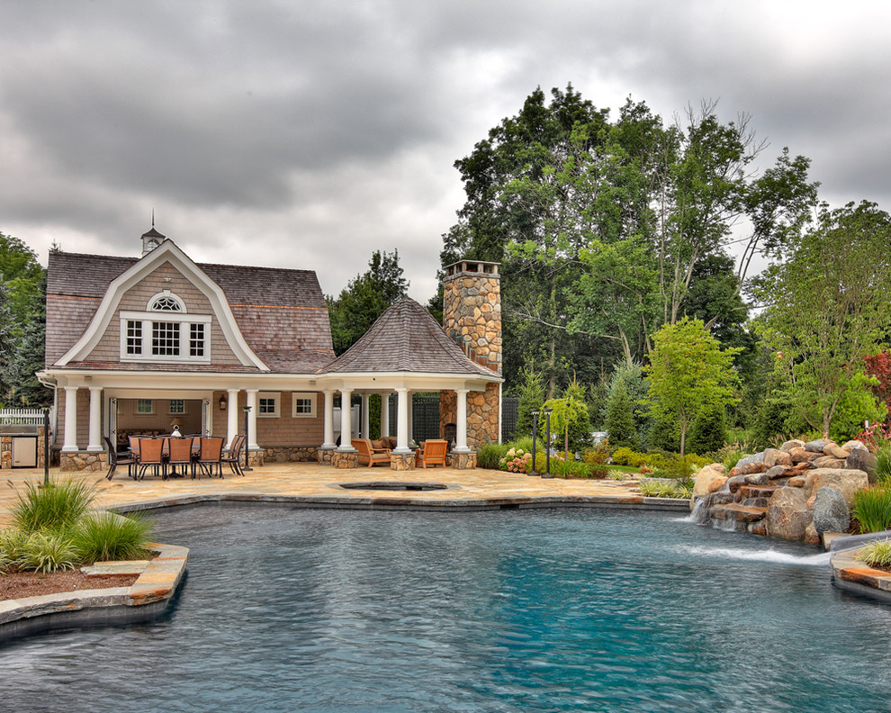 Идея дизайна: большой естественный бассейн произвольной формы в викторианском стиле с домиком у бассейна