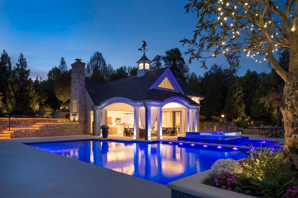 Imagen de casa de la piscina y piscina alargada tradicional renovada grande a medida en patio trasero con suelo de hormigón estampado