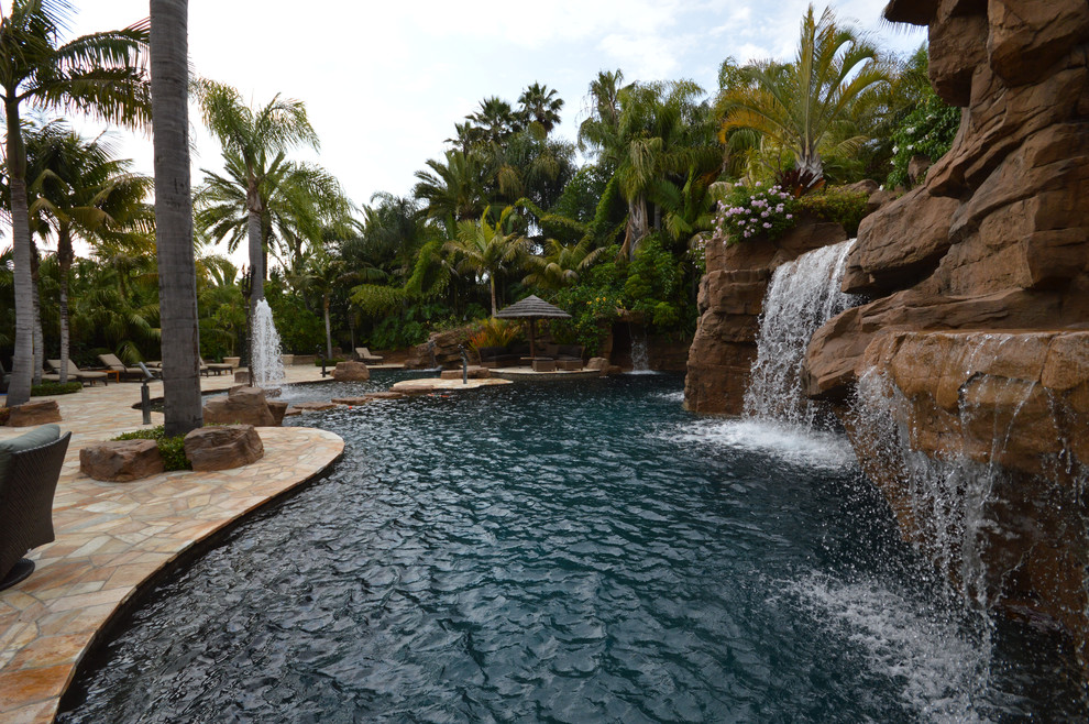 Immagine di un'ampia piscina tropicale