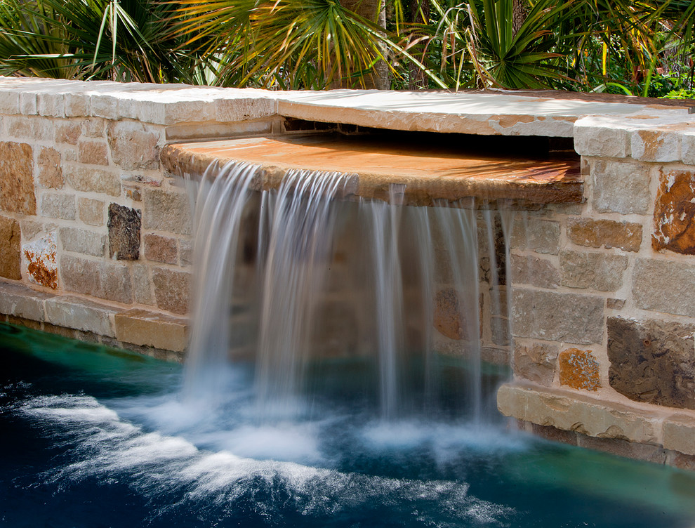 Immagine di una piscina monocorsia mediterranea personalizzata dietro casa e di medie dimensioni con cemento stampato e una vasca idromassaggio