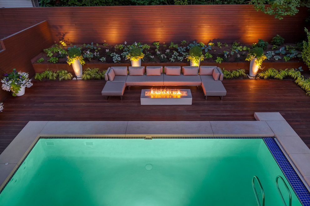 Imagen de piscina elevada minimalista de tamaño medio rectangular en patio trasero con entablado